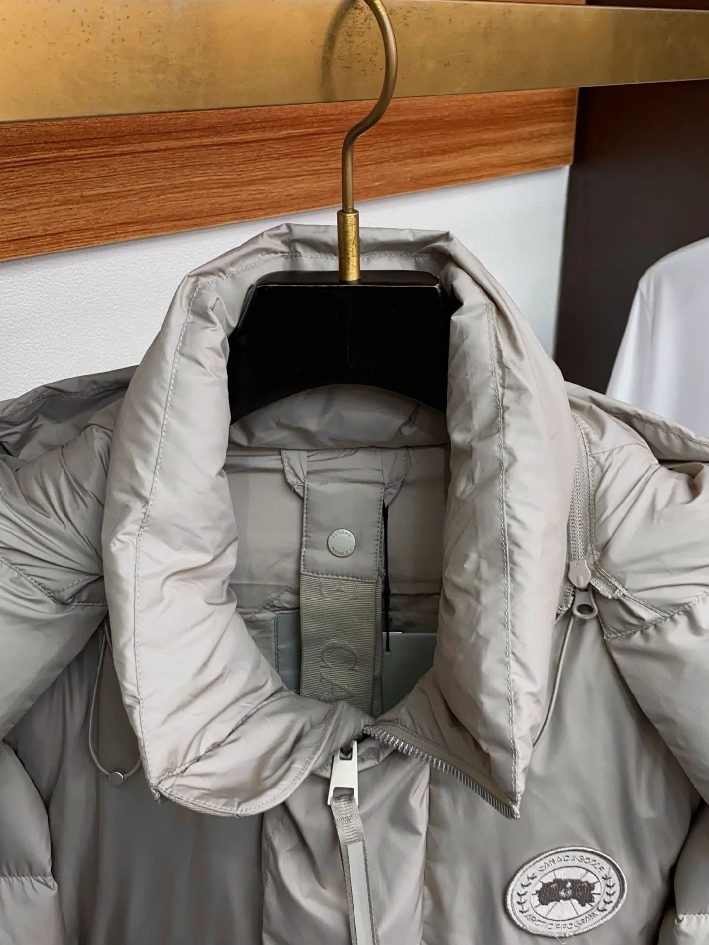P1400 [Zhang Linghe’s latest top-grade down-filled Canada Goose model] Hooded, removable hood! The original custom-woven lightweight square technology three-proof fabric is windproof, rainproof and friction-proof. It is made of 400D gallbladder Zhengerbajing national standard 90 white duck down. When it is inserted inside, it will be more fluffy and temperature-locking. The whole piece can be stored and folded! ! The embroidered logo on the left chest is a topographic map of Canada, lifelike and perfectly restored. It is embroidered with high-density colored yarn using imported embroidery machines from Bai Lingda. In particular, the sleeves are detachable, making it especially suitable for areas with unstable climate. The washing and labeling are all based on the latest version, and the customized washing labels are equipped with laser anti-counterfeiting labels! ! And the position of the wash water mark is synchronized according to the 25-year new hidden design process. The wash water mark is all hidden inside and can be seen in the detailed picture. What you see is what you get! ! Color graphite gray, black Size xs s m L xl